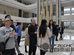 “老工业城市转型升级走向 ”外国媒体自贡行——自贡运机参观