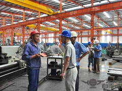 盛夏酷暑之际市总工会领导慰问我公司总装车间省级“五一劳动”奖章获得者徐程