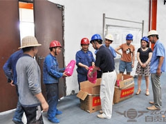 市总工会到自贡运机公司送清凉