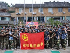 在拓展中增进友谊,在凝聚中创造力量