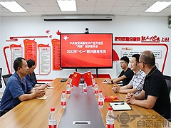 自贡高新区党工委党群工作部副部长兰曦，代表高新区“两新”组织党委到运机集团慰问困难党员